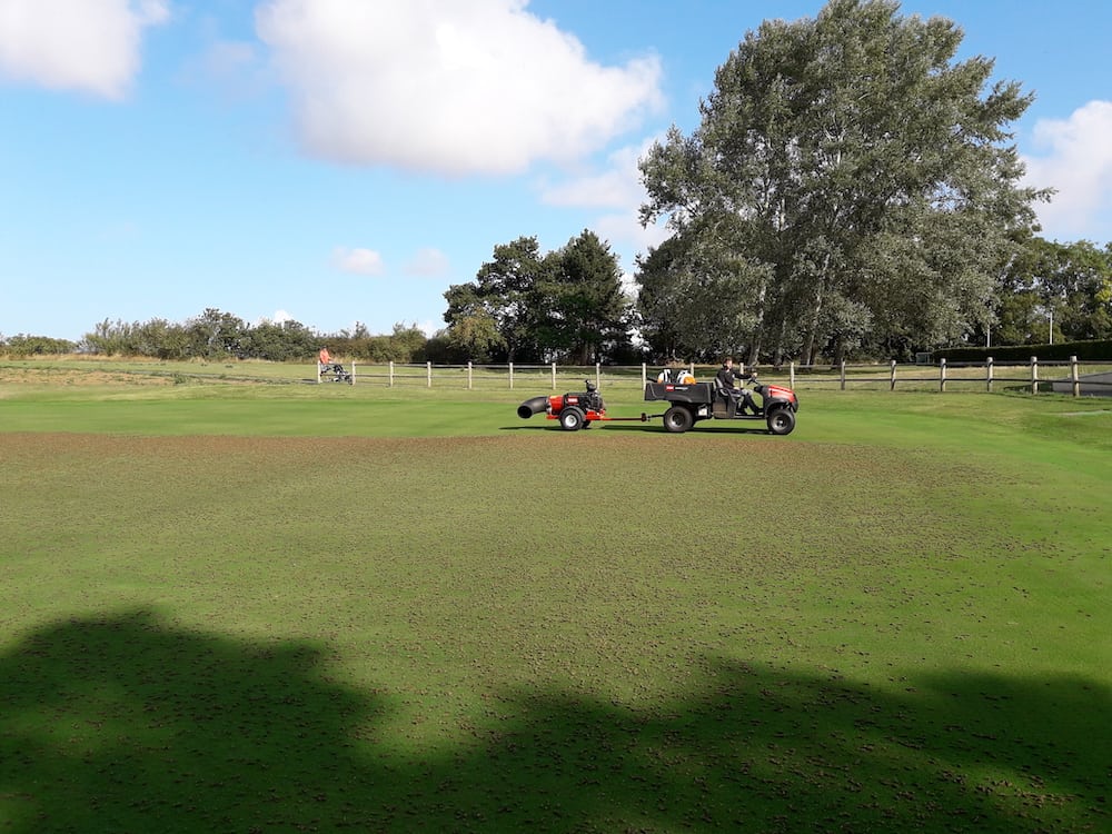 Travail des greens - golf de Caen la mer